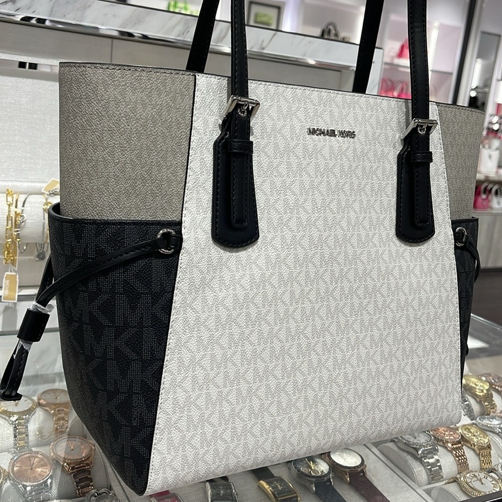 Michael Kors Voyager Large Color-Block Signature Logo Tote Bag
Optic White Mult - Picture 14 of 16